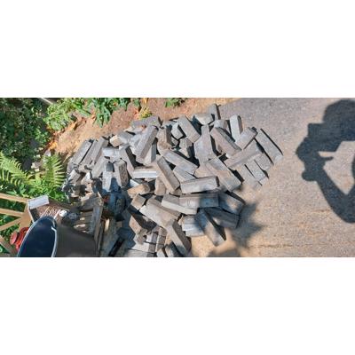 Terrasklinkers, deels opgeraapt, rest zelf oppakken