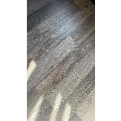 Laminaat beige +/-22m2 en 2x grijs laminaat +/- 8m2 en 6m2