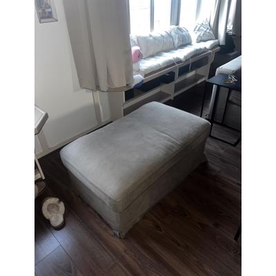 Bank met poef nog in goede staat, 1 kussen wel gescheurd