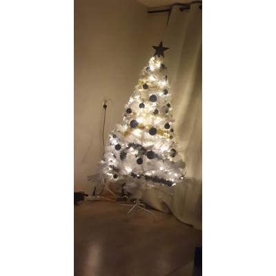 2 kunst kerstbomen .Een witte en groene met sneeuw