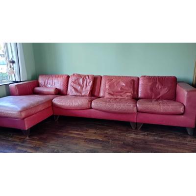 Grote rode leren bank met chaise longue. Kan ook in drie losse delen worden neergezet.