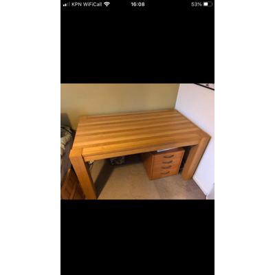 Bureau of kleine eettafel