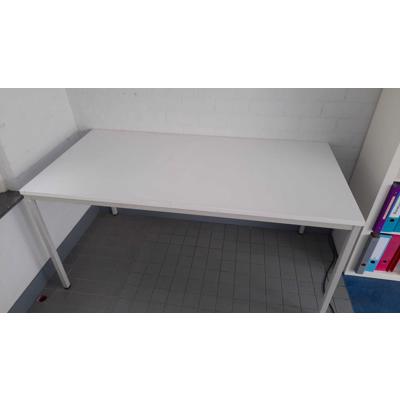 Vier oude school groepstafels. 