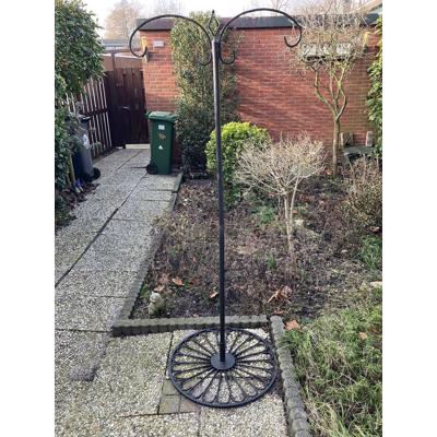 Standaard met voedersilo+kooi, bakjes voor voer, hanger voor vetblok