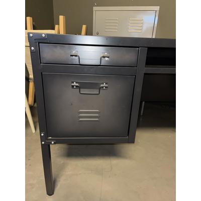 Ruim bureau met twee rijen laden