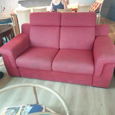 Comfortabele rode tweezitsbank met hoge rugleuning