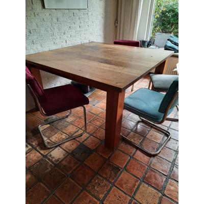 Vierkante eikenhouten eettafel