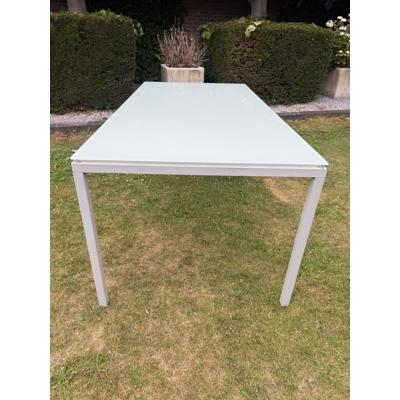 Tafel met glazen plaat