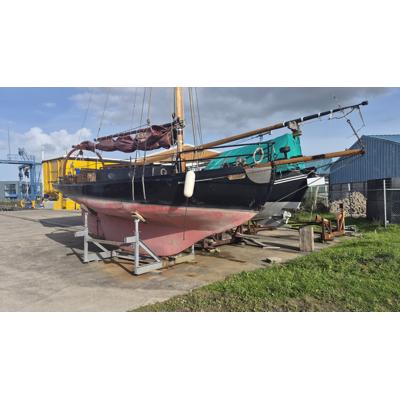 Kajuit zeilboot polyester op hout
