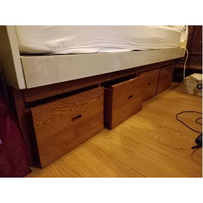 grenen kast: een zee van ruimte onder je bed met vier grote laden