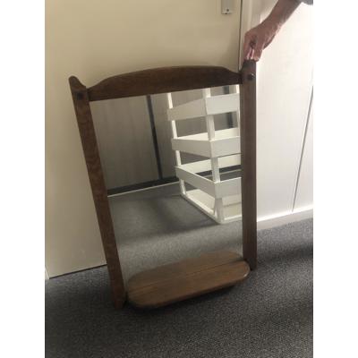 Grote spiegel met houten rand