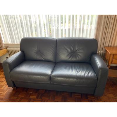 blauwe tweezits bank. Leer