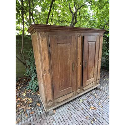 Antieke houten bruine kast 