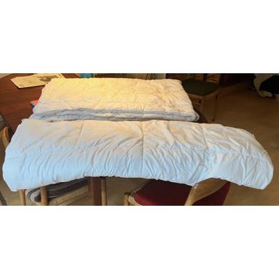 Twee synthetische dekbedden