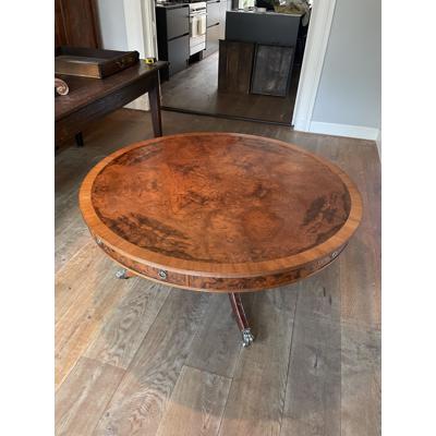 Grote ronde houten salontafel