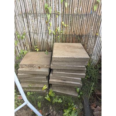 Ongeveer 75 stoeptegels 