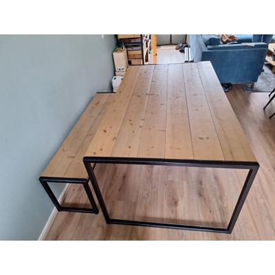 Tafel met bankje 