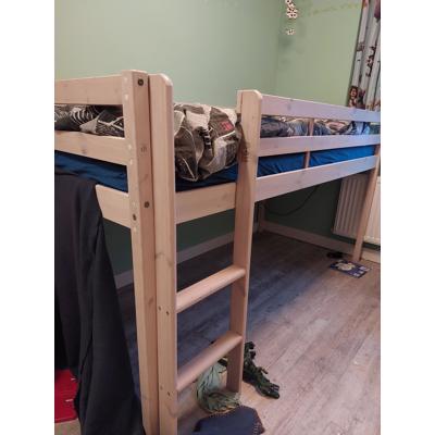 Half hoog kinderbed 