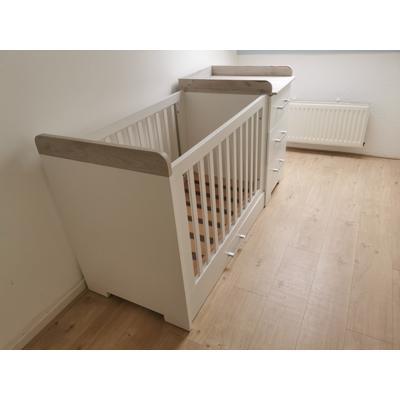 Ledikant incl verschoonplek, matras en andere benodigdheden