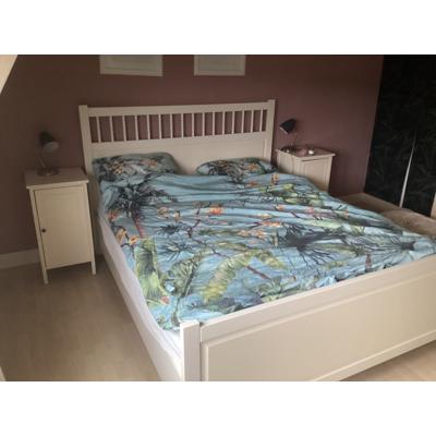 Twee persoons bed met 2 nachtkastjes 