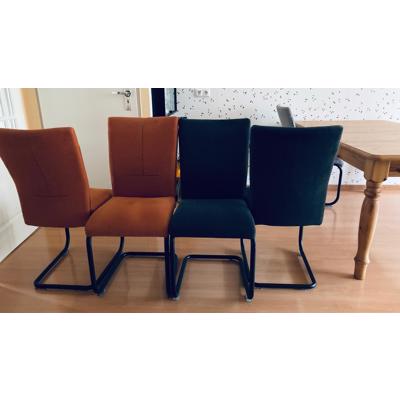 Massief grenen eettafel (uitschuifbaar) + 4 designstoelen
