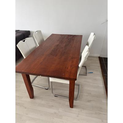 Robuuste houten eettafel met 4 stoelen
