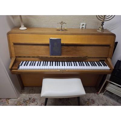Rippen houten piano