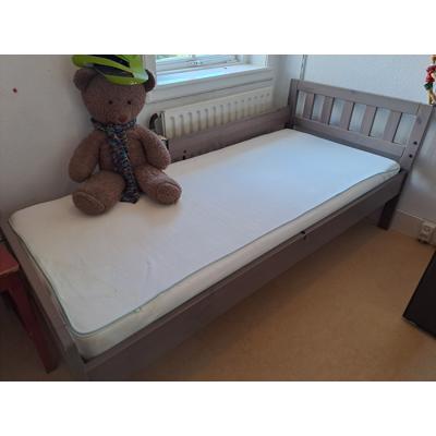 Kinderbed met zware en schone matras van goede kwaliteit