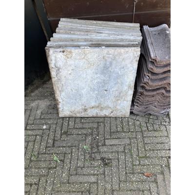 Af te halen, er liggen bakstenen, stoeptegels, dakpannen en tuin ornament