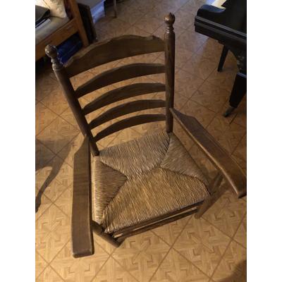 Stoel met armleuning en biezen zitting