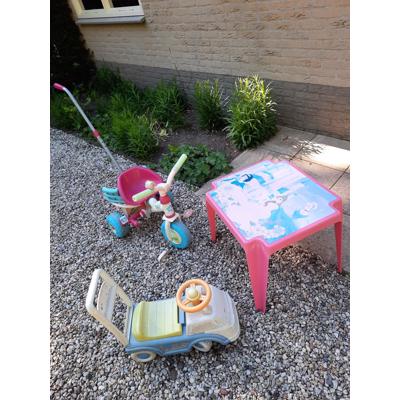 Kinderfietsje, auto en tafeltje met Disneyprint