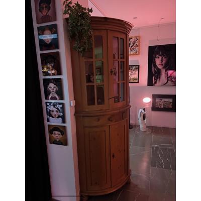 Grenenhouten hoekkastje