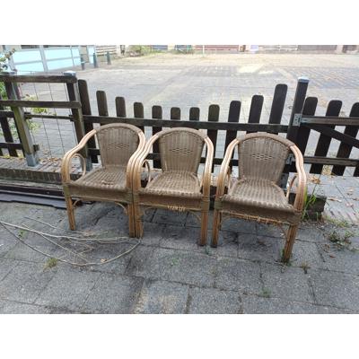 3 kunststof vlechtwerk stoelen gratis af te halen
