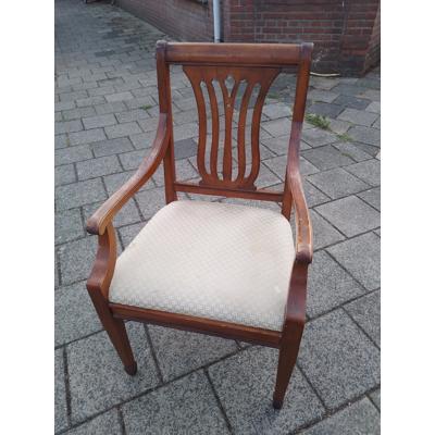 Antieke houten stoel in goede staat