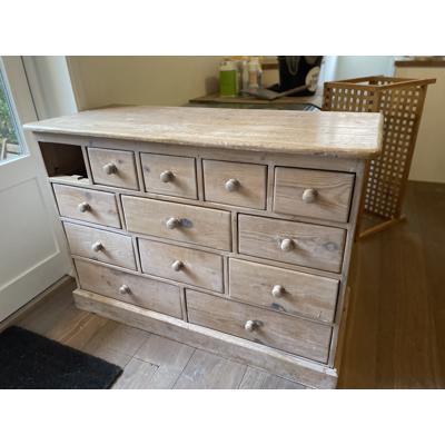 een grenen ladenblok