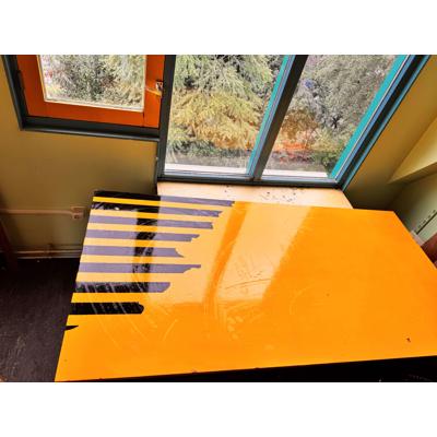 Stevige tafel met sfeervol tafelblad