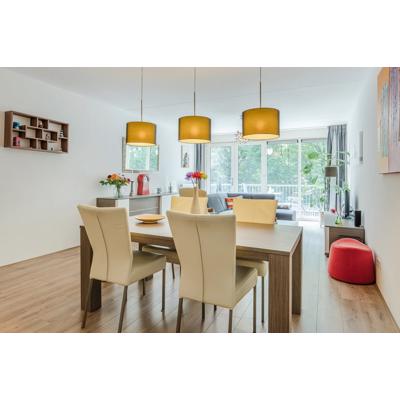 Eettafel met stoelen