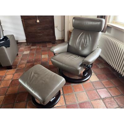 Comfortabele leren relaxstoel met voetenbankje 