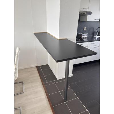 Moderne bar/eettafel met strak design