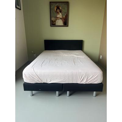 Zwart bed met achterplaat van stof 