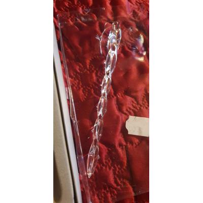 Diverse kerstspullen en kerstversieringen en kerstboom.