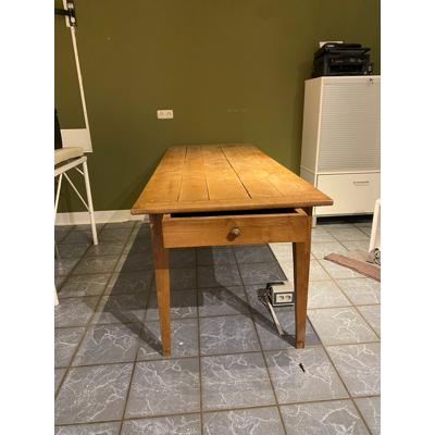 Houten tafel met la