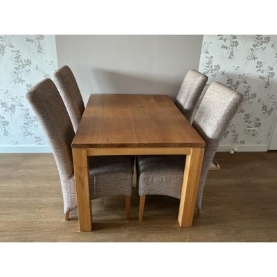Eetkamertafel en 4 stoelen