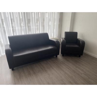 Mooie bank met stoel