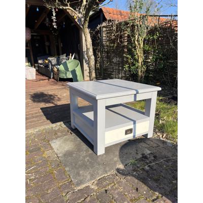 Stevige salontafel met lade
