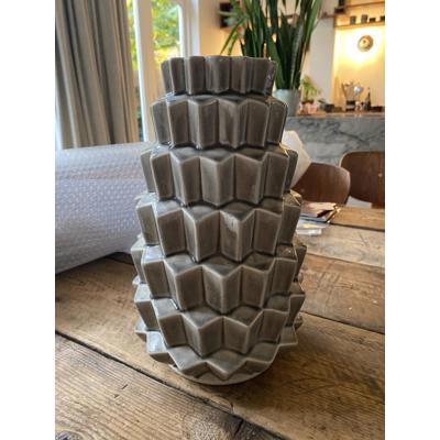 Grote grijze aardewerken vaas