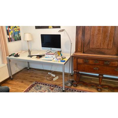 eenvoudig bureau of (eet)tafel