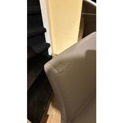 6 maal stoel op wieltjes, zitten nog steeds goed, maar lichte beschadigingen in het sky nep Leer