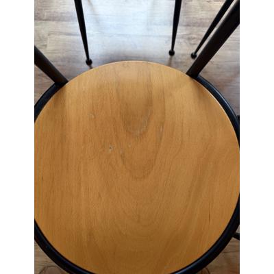 Vier retro stoelen, met lichte beschadigingen, gaan weg in verband met verhuizing