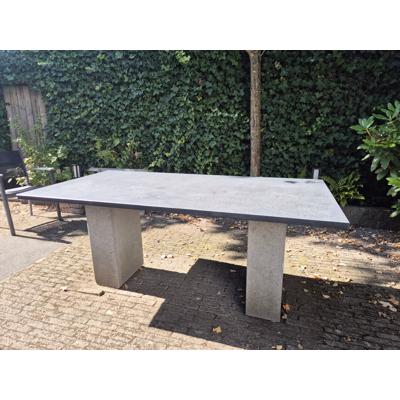 Natuurstenen tuintafel